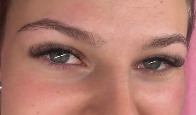 Groenblauwe ogen met lange, zachte extensions