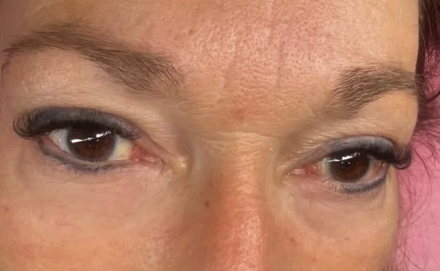 Bruine ogen met een natuurlijke set
