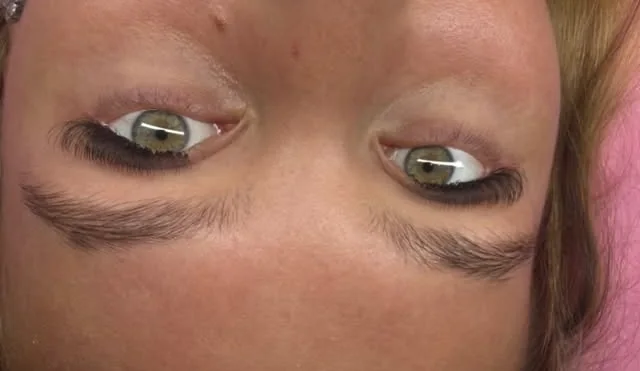Close-up van groene ogen met verzorgde extensions